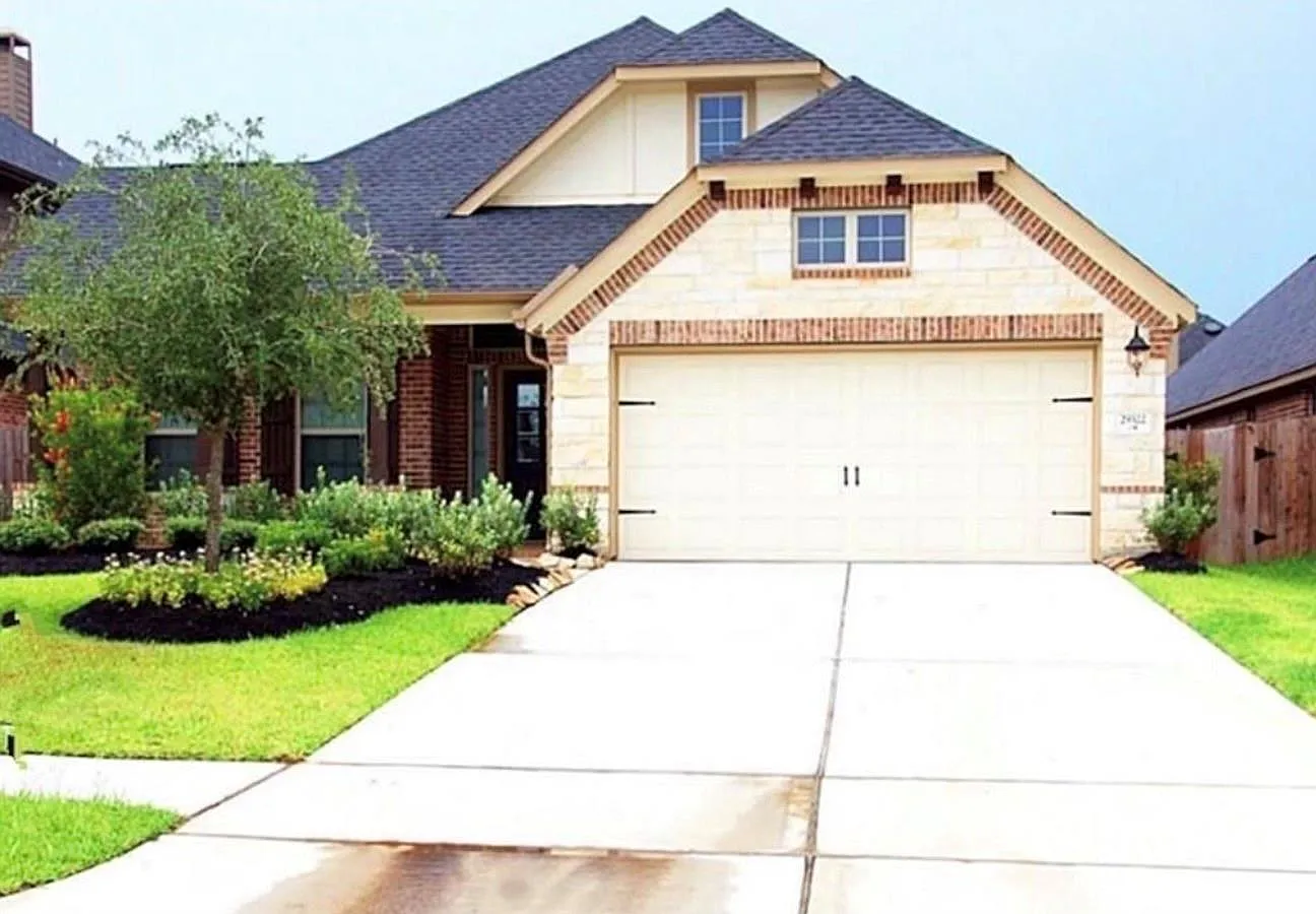 3 bed, 2.0 bath, 2205 sqft, $2,350 — Photo 1