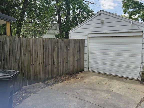 2nd image of 1419 Oak Ct