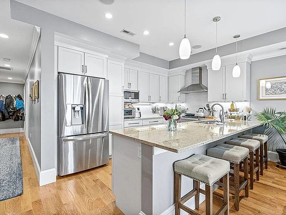 4th image of 858 E 2nd St #7