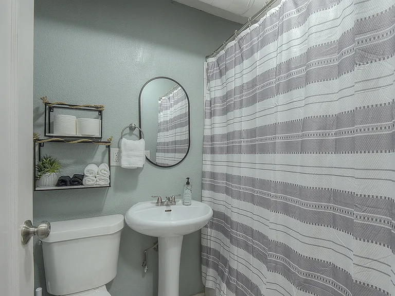 720 & 722 W 37th St — Photo 15
