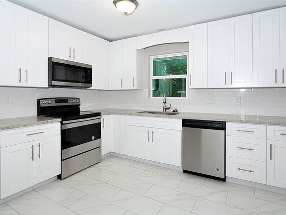 3rd image of 415 Rosewood Dr