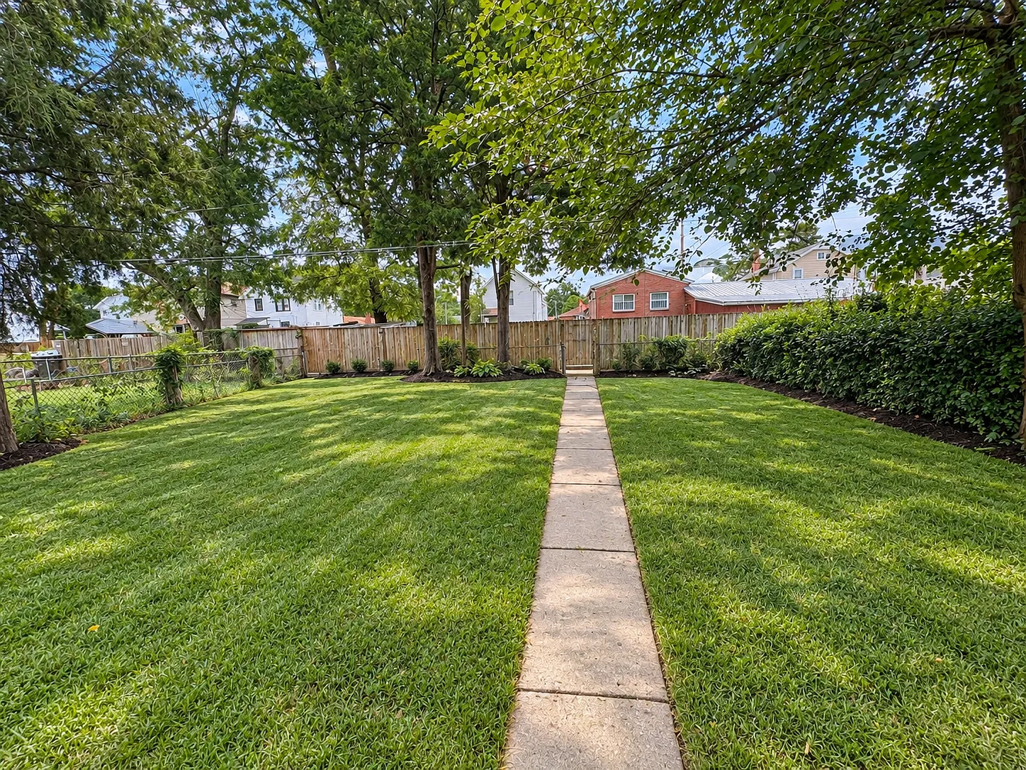3 bed, 1000 sqft, $1,300 — Photo 2