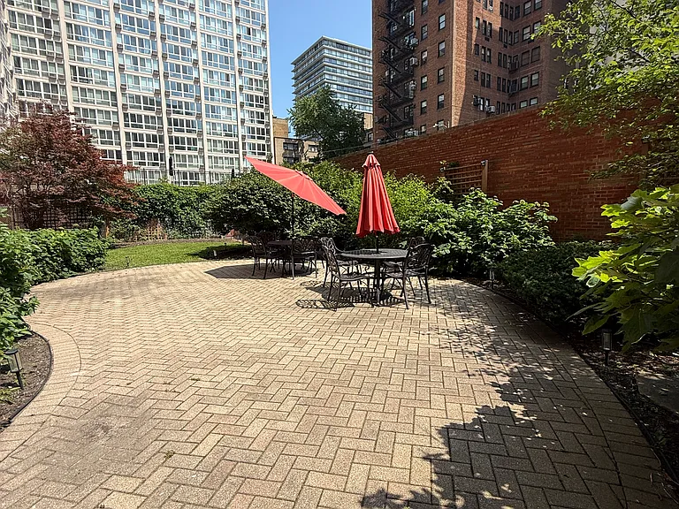 N Sheridan Rd — Photo 14