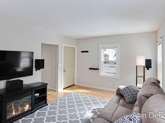4th image of 1029 Hoyt St SE
