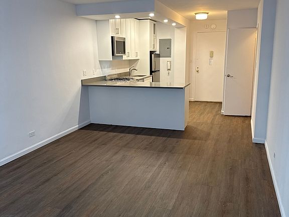 4th image of 330 E 46th St APT 10T