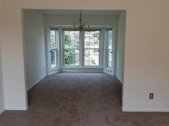 5th image of 240 Dartmouth Ct