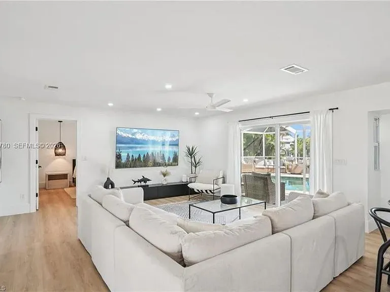 444 N Barfield Dr — Photo 5