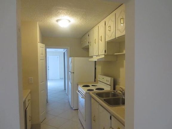 3rd image of 301 Bonaventure Blvd APT 10