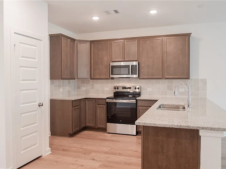 5689 Fox Bluff Dr — Photo 3