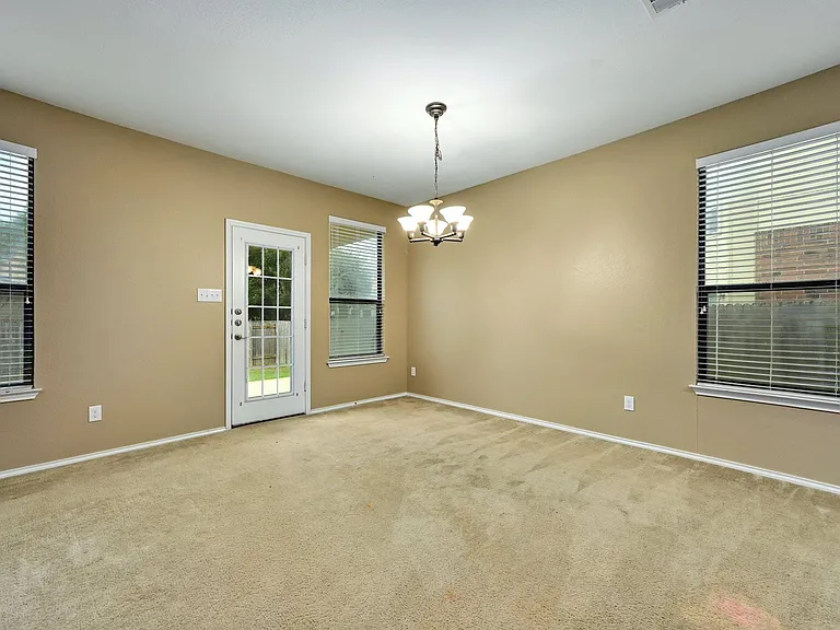 1029 Hyde Park Dr — Photo 9