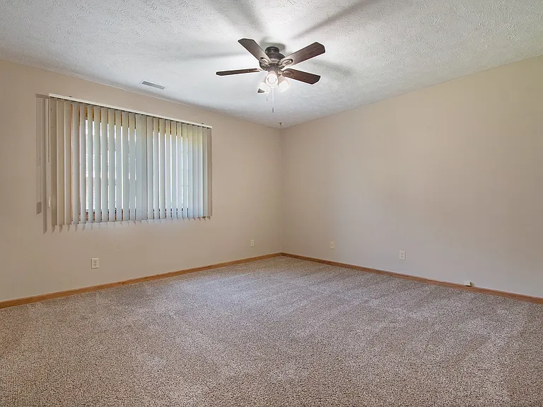 Omaha, NE Woodland Pines Apartments | 11A | Bedroom
