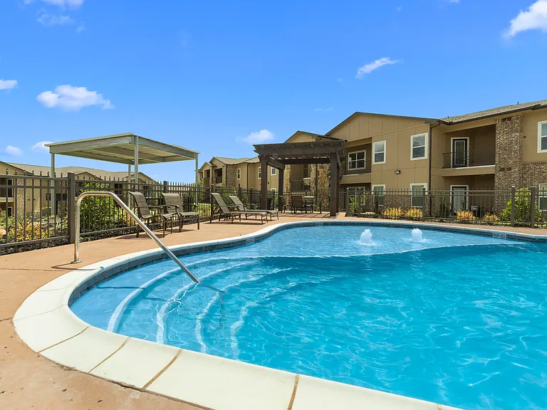 Willow Creek Apartments — Photo 29