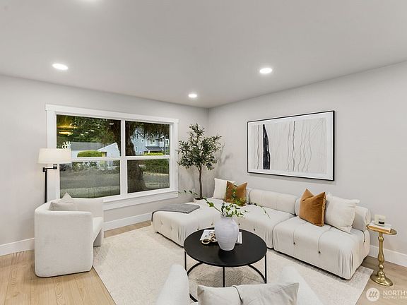 3rd image of 3111 Greenwood Avenue W