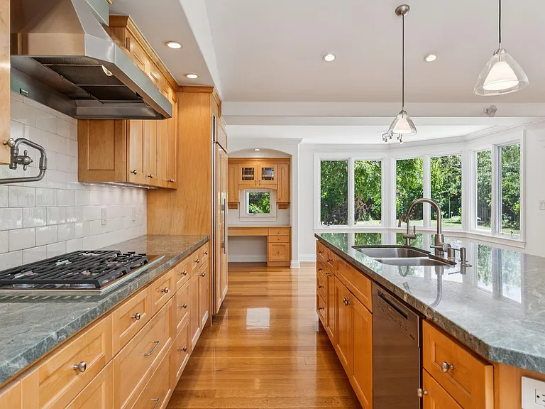 845 Windsor Dr — Photo 15