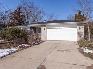 810 Albany Ln, Darien, IL 60561