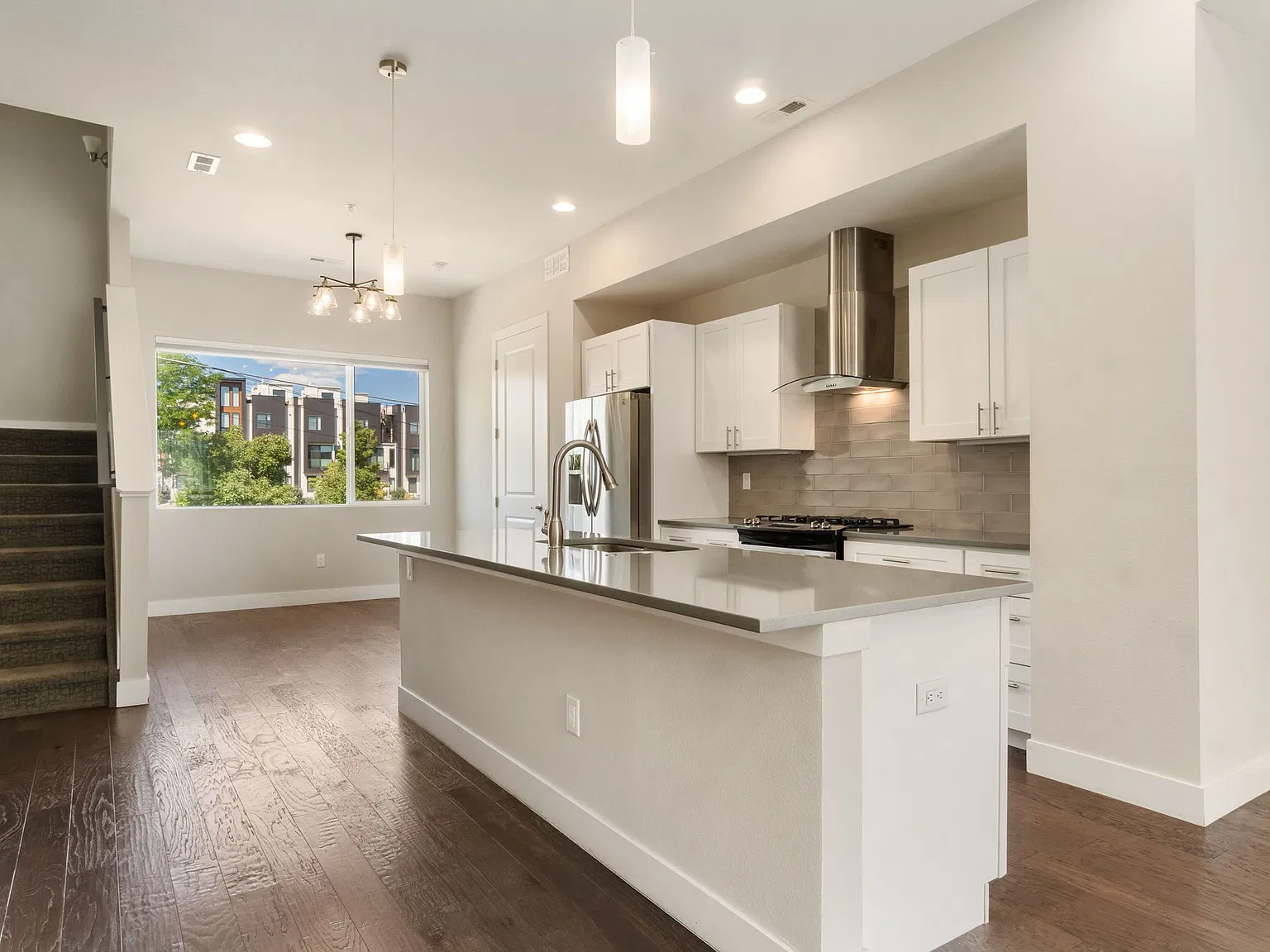 3 bed, 1901 sqft, $4,200 — Photo 1