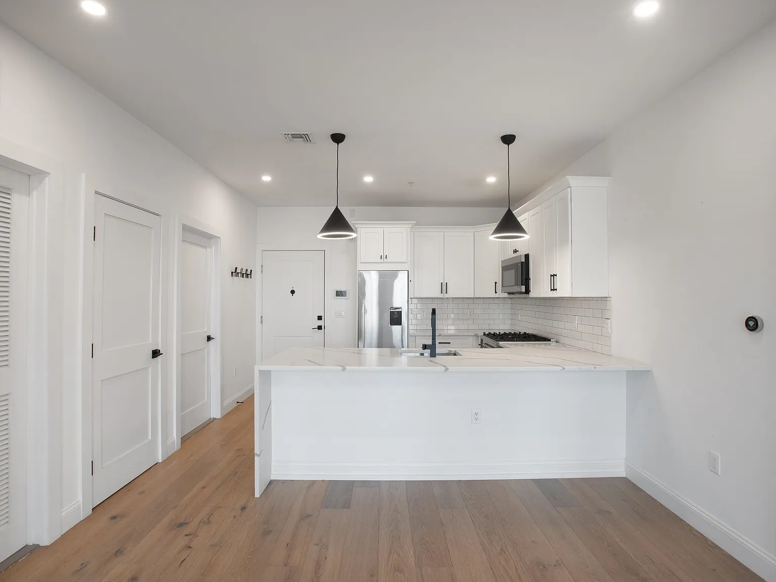 2 bed, 2.0 bath, 1192 sqft, $3,950 — Photo 3