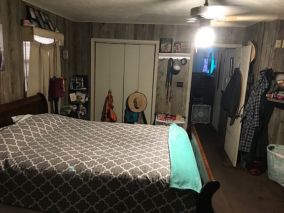 Master bed w/ walk-in closet