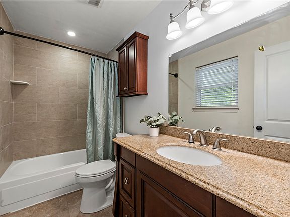 4th image of 241 Crockett Ln