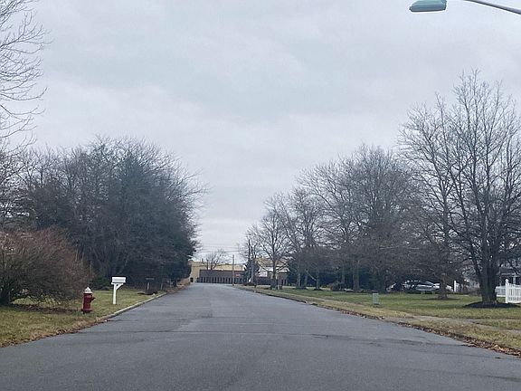 5th image of 19 Stonewyck Dr