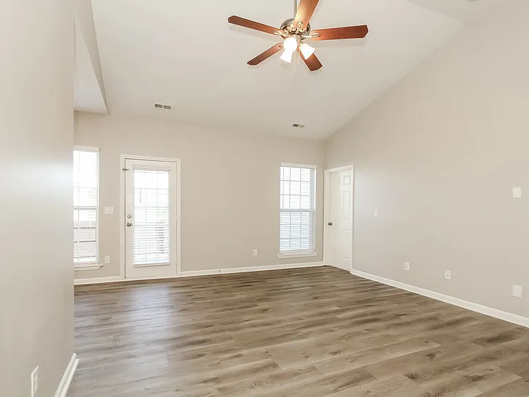 8704 Rozumny Dr — Photo 5