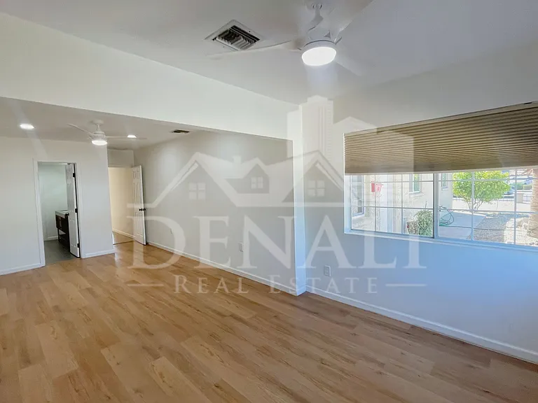 2401 E Meadowbrook Ave — Photo 17