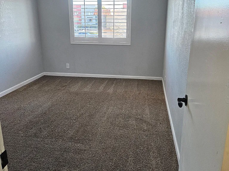 1221 N 47th Pl — Photo 23