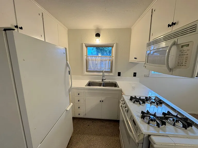 Manzanita Dr — Photo 6