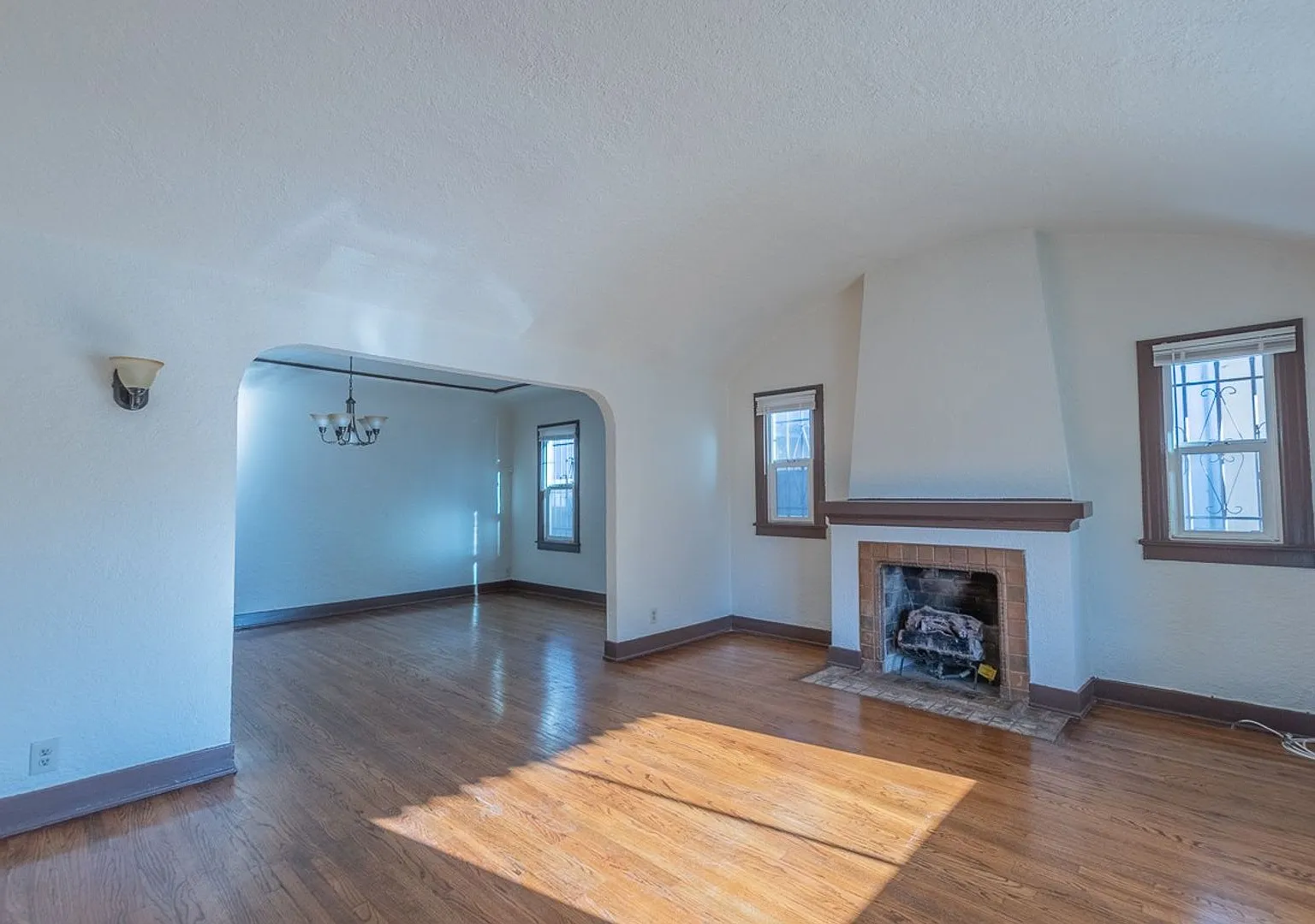 Beautiful 2 Bed +office, den garage, 1 Bath — Photo 3