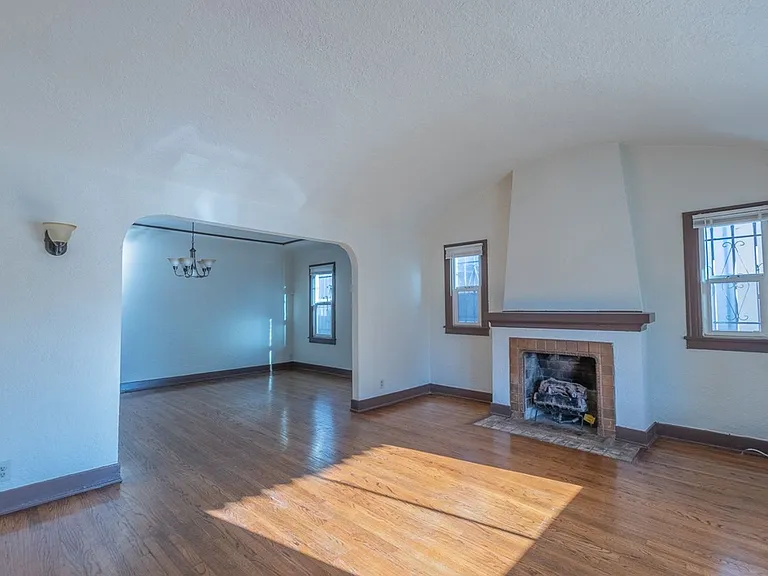 2226 S Redondo Blvd — Photo 3