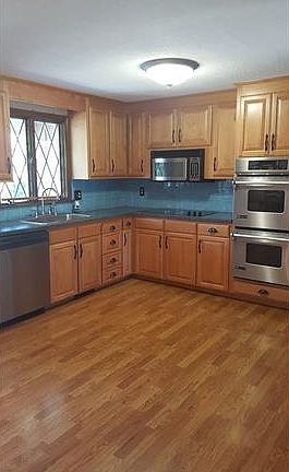 Large Eat-In Kitchen w/ SS ...