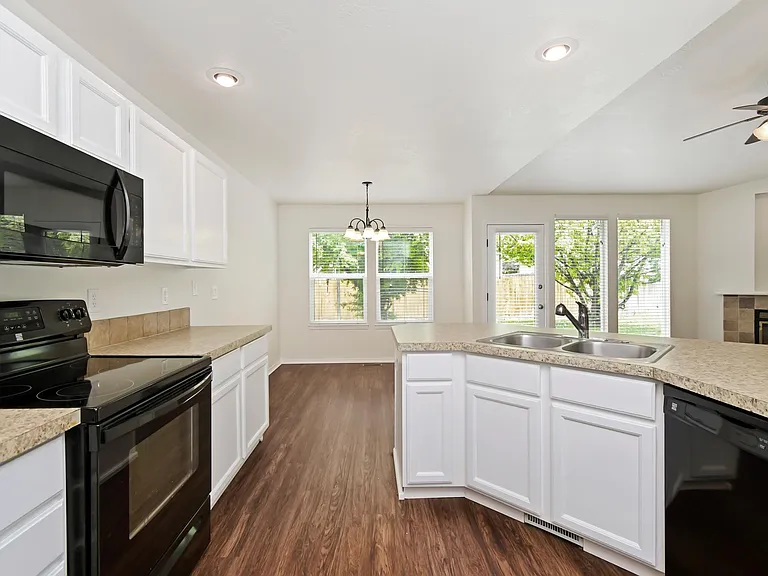 3007 Manchester Dr — Photo 5