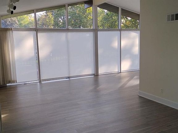 2nd image of 10621 Country View Dr