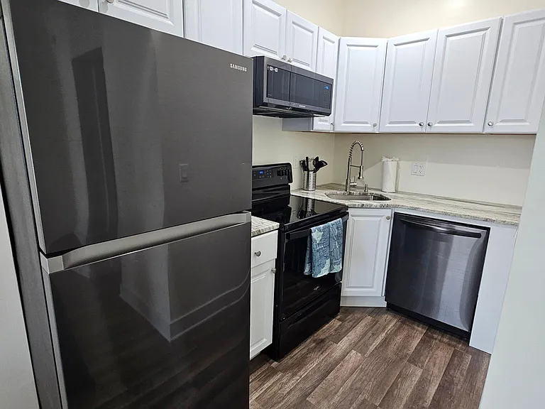 2203 Catharine St #2 — Photo 7