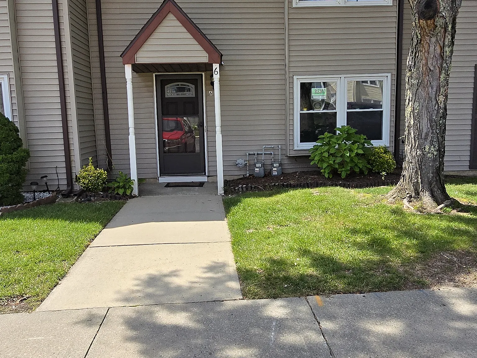 2 bed, 1.5 bath, 1300 sqft, $2,550 — Photo 2