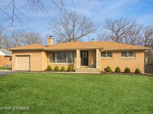 890 E Old Elm Rd, Lake Forest, IL 60045