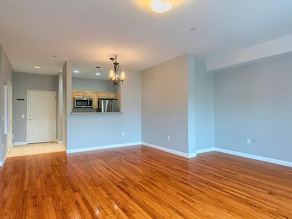 4th image of 8 Walnut St Unit 206