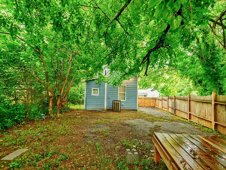 1048 Garibaldi St SW — Photo 2