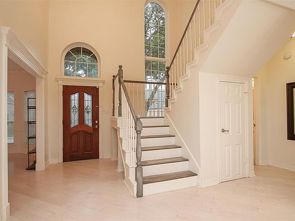 A lunette (little moon) window over your front door adds a touch of elegance, and what a beautiful stairway and landing you have! An under-stair closet and the Powder Room are to the right.