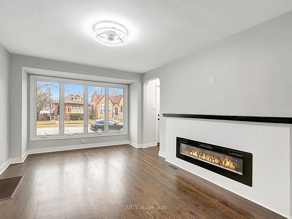 4th image of 14105 S Dearborn St