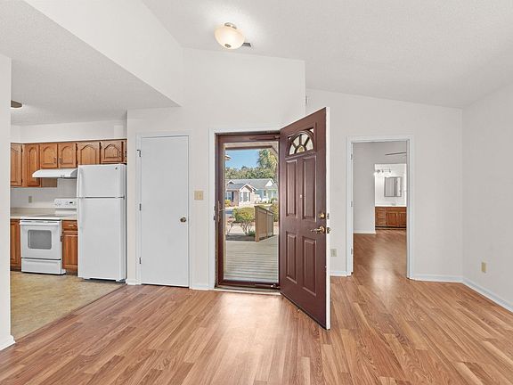 4th image of 624 Cypress Ln.