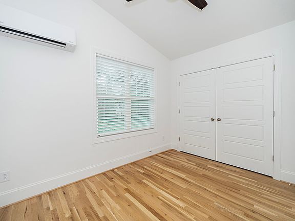 2nd image of 1634 1/2 Crest Rd