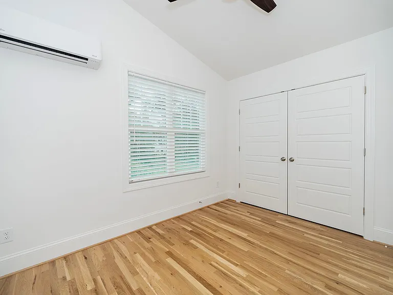 1634 1/2 Crest Rd — Photo 2