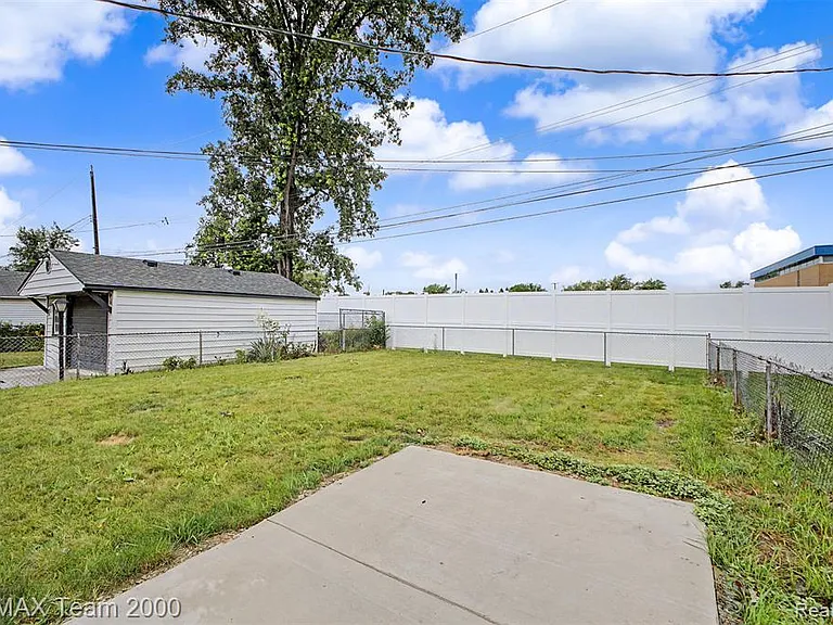 1670 Riverbank St — Photo 29
