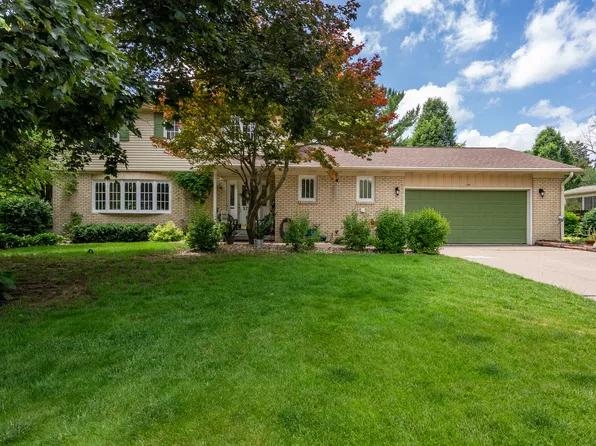 3726 Ridgewood Dr, Davenport, IA 52807