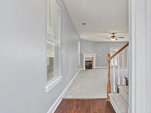 3rd image of 632 Dunrobin Ln