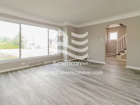1571455_003_living_room_13989105.jpg