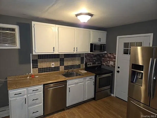 3 bed, 1.0 bath, 1000 sqft, $2,700 — Photo 2