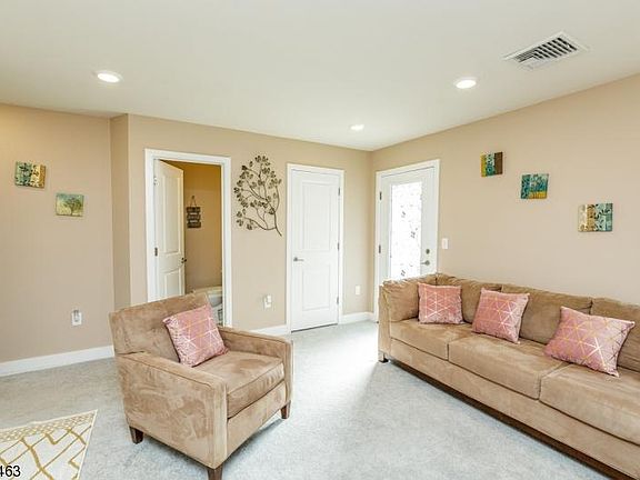 3rd image of 307 Saratoga Ct