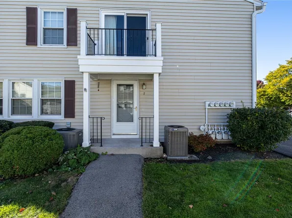 7 Eagle Ln, Fairport, NY 14450